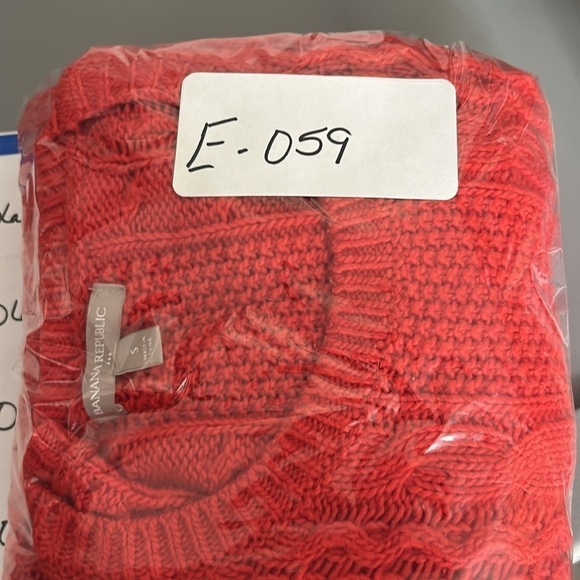 Banana Republic sweater. Red. Cable knit. Round neck. Size S - Picture 6 of 6